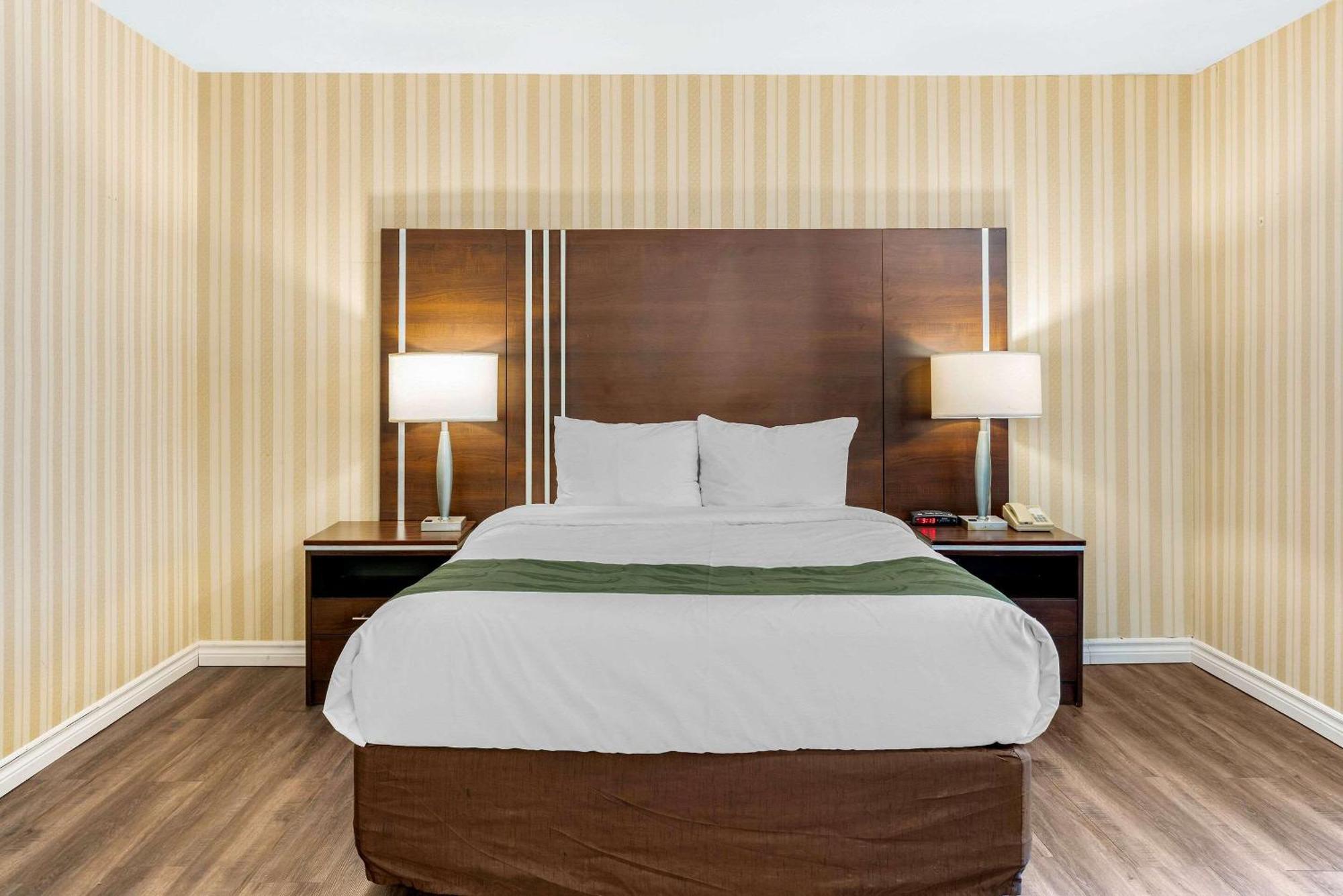 Quality Hotel & Suites Sherbrooke Exterior photo
