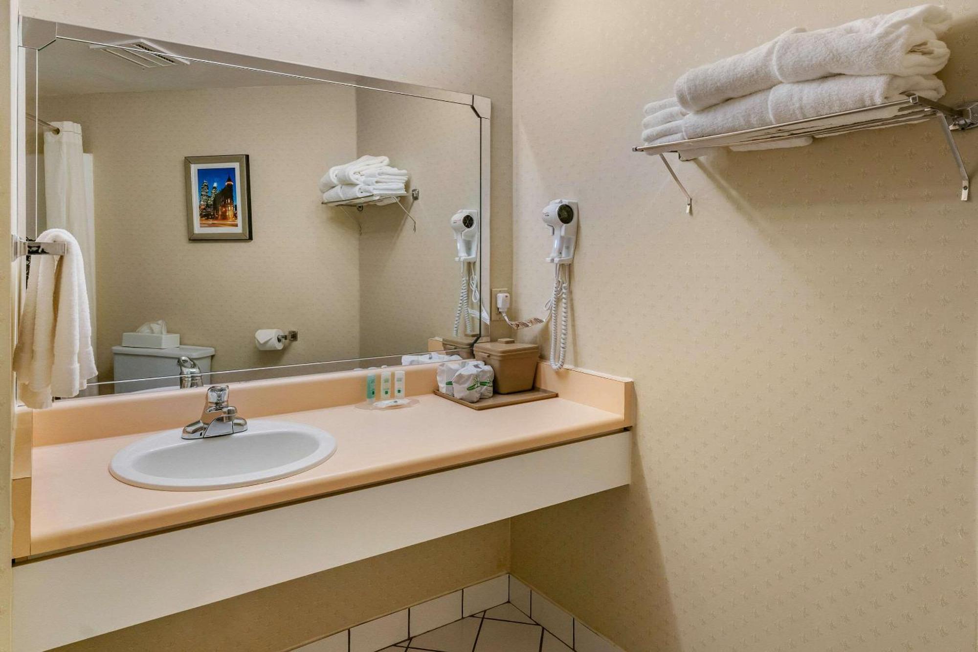 Quality Hotel & Suites Sherbrooke Exterior photo