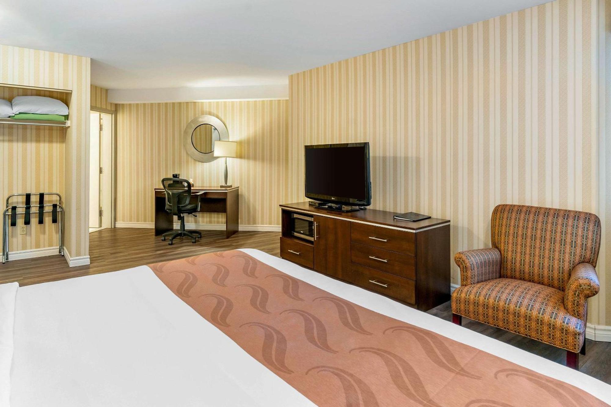 Quality Hotel & Suites Sherbrooke Exterior photo