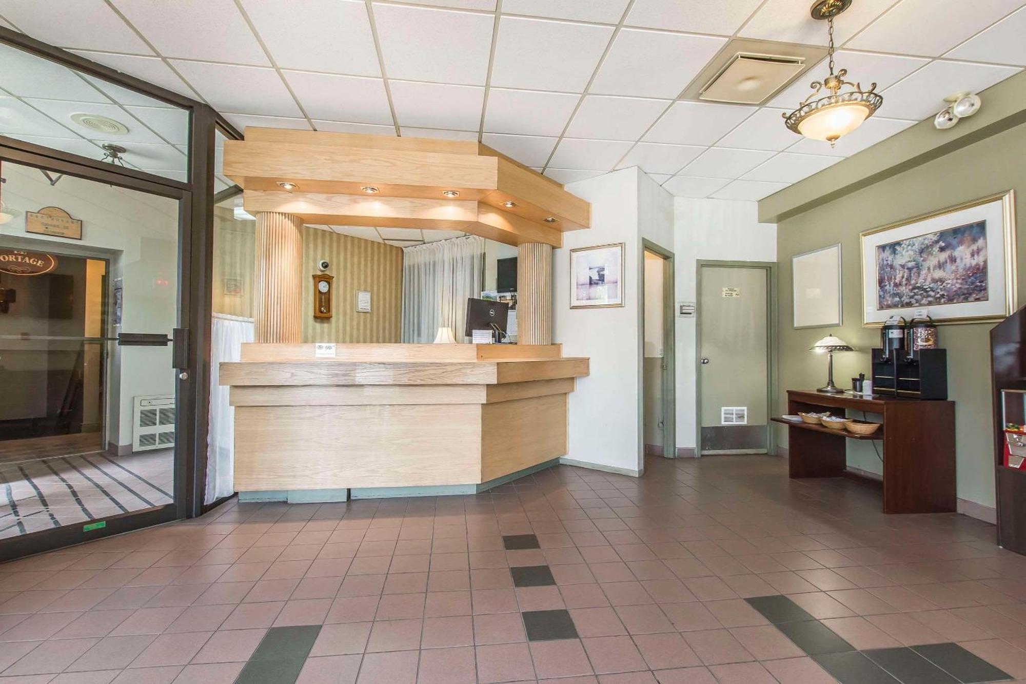 Quality Hotel & Suites Sherbrooke Exterior photo
