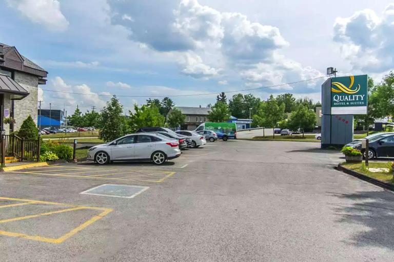 Quality Hotel & Suites Sherbrooke Exterior photo