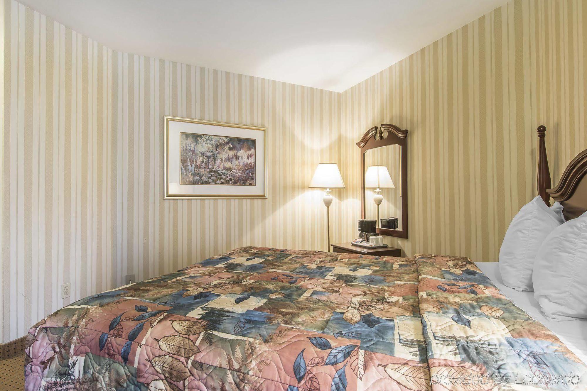 Quality Hotel & Suites Sherbrooke Exterior photo