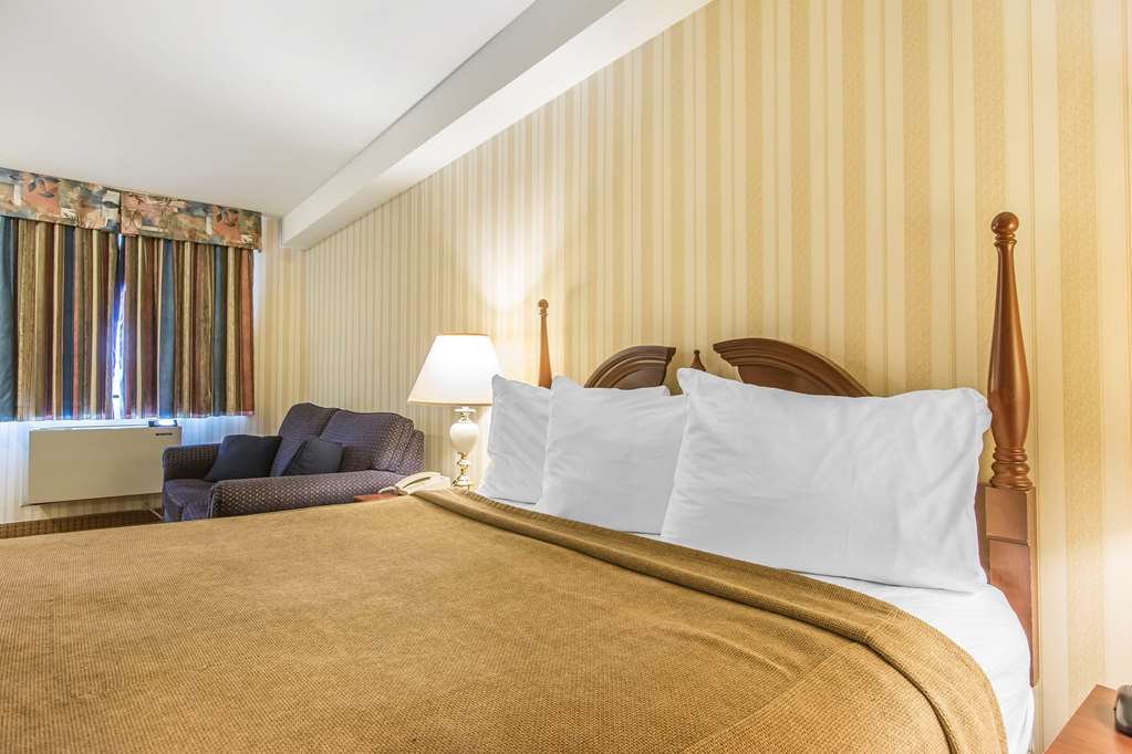 Quality Hotel & Suites Sherbrooke Room photo