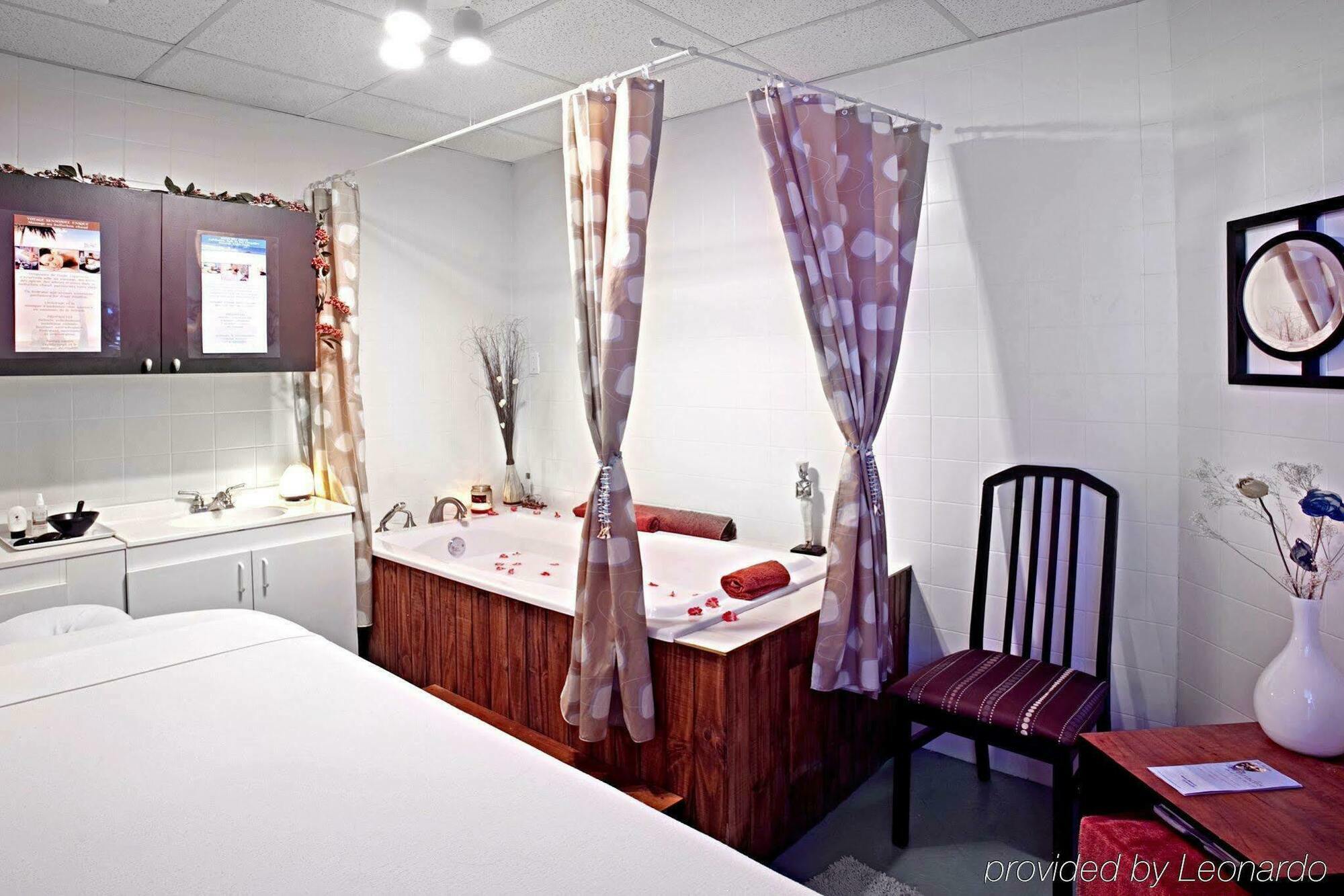 Quality Hotel & Suites Sherbrooke Room photo